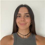 Estudiante ofreze ayuda escolar en diferentes asignaturas